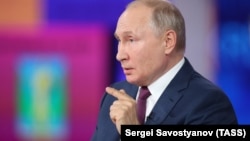 Владимир Путин во время "Прямой линии" 30 июня 2021 года 