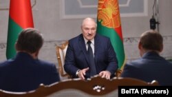 Лукашенко во время интервью с российскими госканалами 8 сентября 