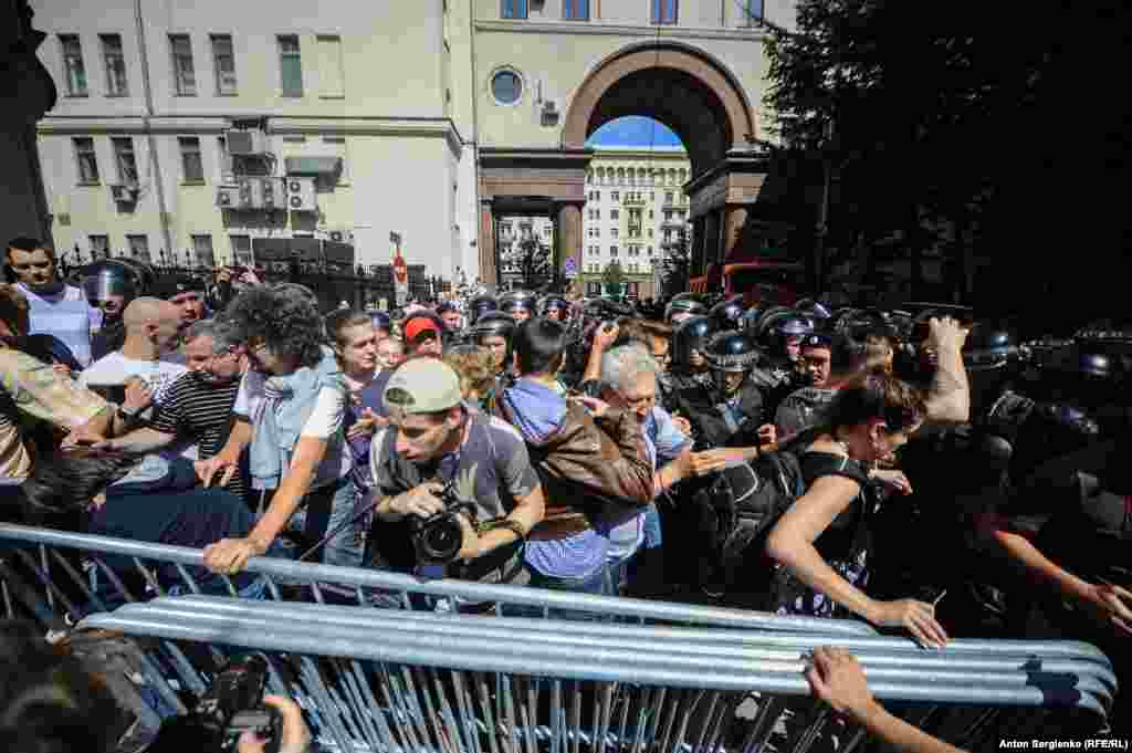 Силовики перекрыли выходы на Тверскую и не пускали людей к зданию мэрии