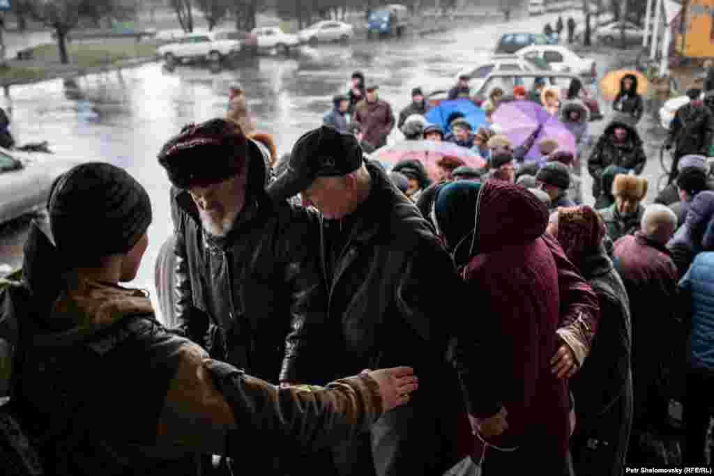 Жители Дебальцево стоят в очереди за хлебом&nbsp;