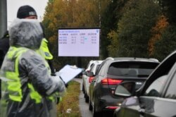 Полицейские следят за скоростным режимом в городе Рапла, Эстония. Октябрь 2018 года. Фото: Reuters