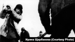 Заключенные БАМлага выравнивают насыпь. Середина 1930-х гг