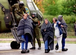 Спасенные пассажиры "Эстонии", 28 сентября 1994 года. Фото: Reuters