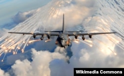 Штурмовик Lockheed AC-130, такие же, если верить словам официального представителя Пентагона, были задействованы при отражении нападения на нефтеперерабатывающий завод под Дейр-эз-Зором