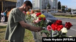 Цветы на месте гибели участника протестов в Минске